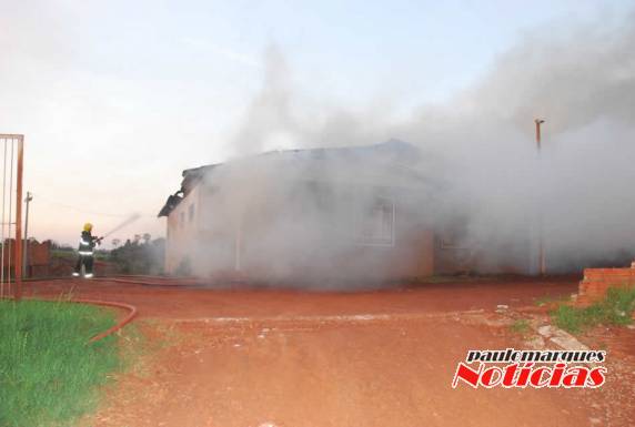 Boate é destruída pelo fogo em Três de Maio - foto 7