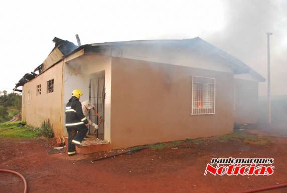 Boate é destruída pelo fogo em Três de Maio - foto 5