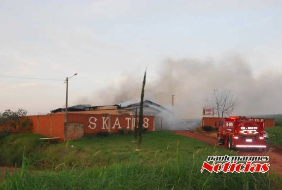 Boate é destruída pelo fogo em Três de Maio - foto 4