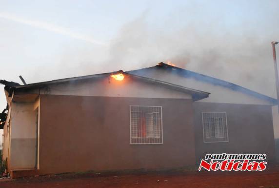 Boate é destruída pelo fogo em Três de Maio - foto 3