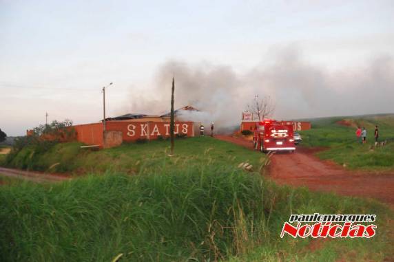 Boate é destruída pelo fogo em Três de Maio - foto 2