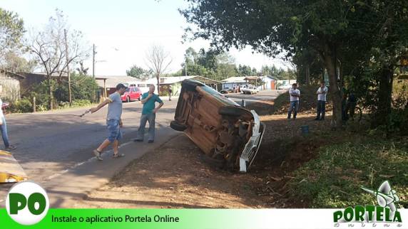 Saveiro tomba na ERS-330 em Tenente Portela - foto 2