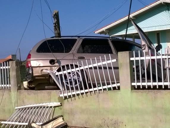 Motorista fica gravemente ferido ao bater carro contra muro e poste - foto 2