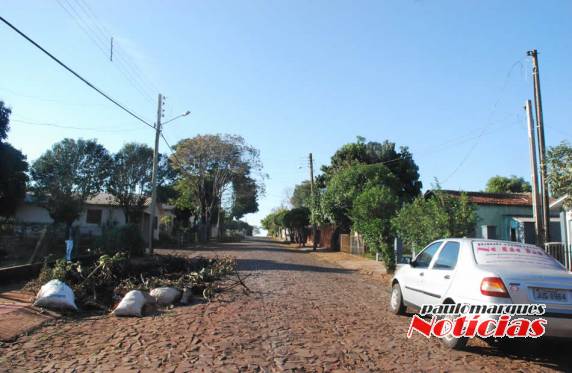 Residência fica sem energia elétrica depois de incêndio em entulhos em Três de Maio - foto 3