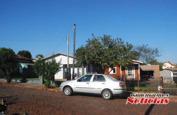 Residência fica sem energia elétrica depois de incêndio em entulhos em Três de Maio - foto 5