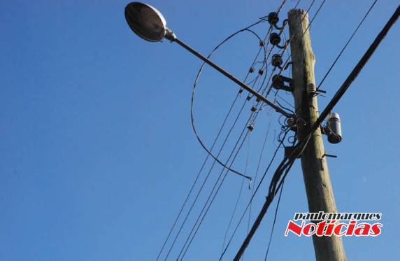 Residência fica sem energia elétrica depois de incêndio em entulhos em Três de Maio - foto 2