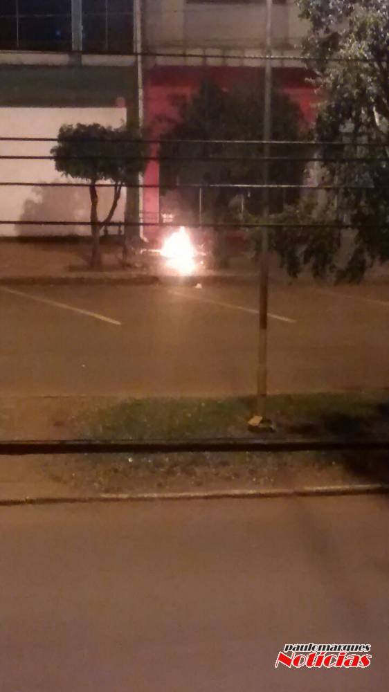Residência fica sem energia elétrica depois de incêndio em entulhos em Três de Maio - foto 6