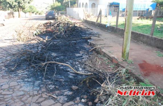 Residência fica sem energia elétrica depois de incêndio em entulhos em Três de Maio - foto 4