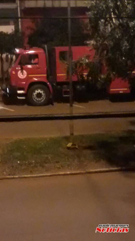 Residência fica sem energia elétrica depois de incêndio em entulhos em Três de Maio - foto 7
