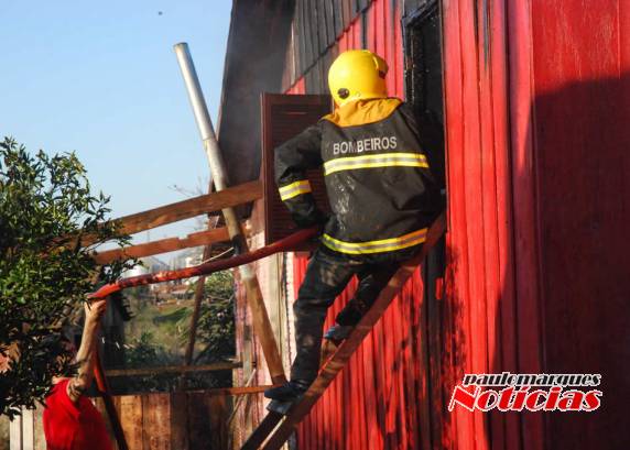 Bombeiros combatem incêndio em uma residência no bairro Cohab em Três de Maio - foto 2