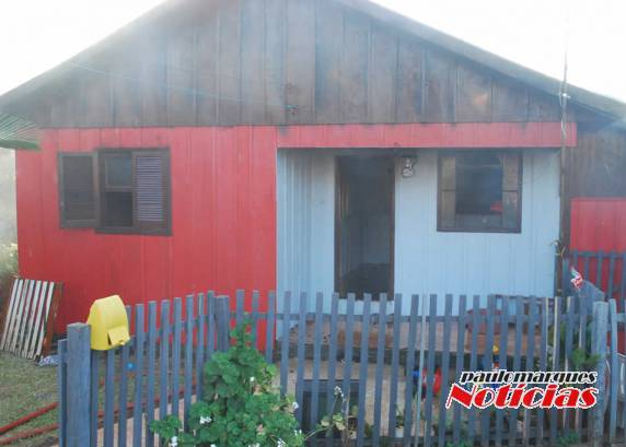 Bombeiros combatem incêndio em uma residência no bairro Cohab em Três de Maio - foto 4