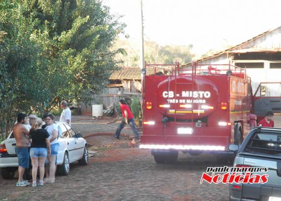 Bombeiros combatem incêndio em uma residência no bairro Cohab em Três de Maio - foto 7