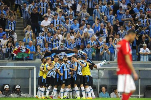 Tricolor patrolou um Colorado totalmente sem ação na Arena e voltou ao G4 com a vitória