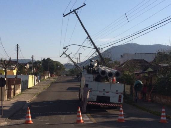 Postes caídos, árvores derrubadas e destelhamentos foram relatados por moradores da cidade