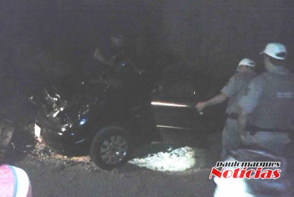 Veículo
cai no leito de um rio no interior de Humaitá - foto 3