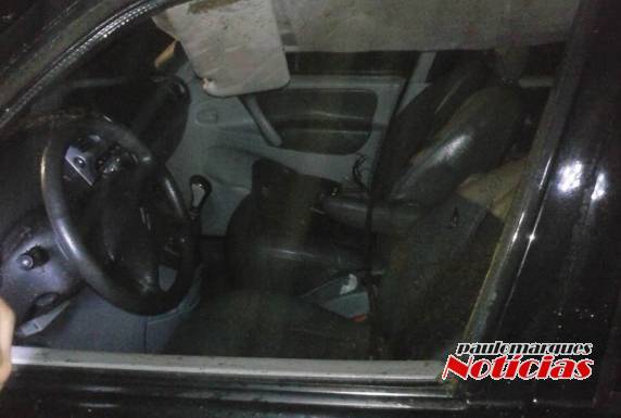 Veículo
cai no leito de um rio no interior de Humaitá - foto 4