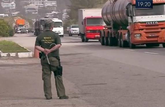 4 caminhoneiros são presos em SC por uso de antipoluente adulterado - foto 3