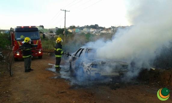 Carro é incendiado em Passo Fundo - foto 2