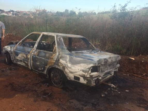 Carro é incendiado em Passo Fundo - foto 3