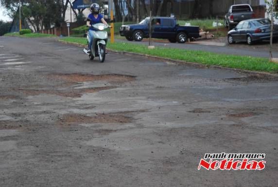 Problemas com buracos assustam motoristas na AV. Santa Rosa em Três de Maio - foto 3