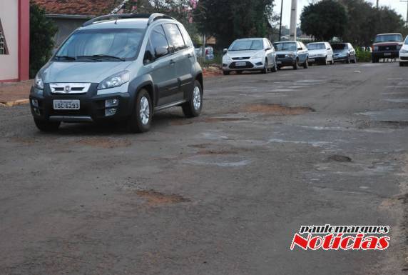 Problemas com buracos assustam motoristas na AV. Santa Rosa em Três de Maio - foto 2