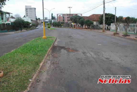Problemas com buracos assustam motoristas na AV. Santa Rosa em Três de Maio - foto 5