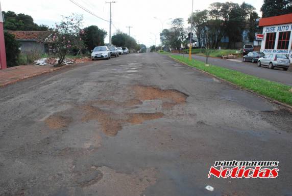 Problemas com buracos assustam motoristas na AV. Santa Rosa em Três de Maio - foto 4