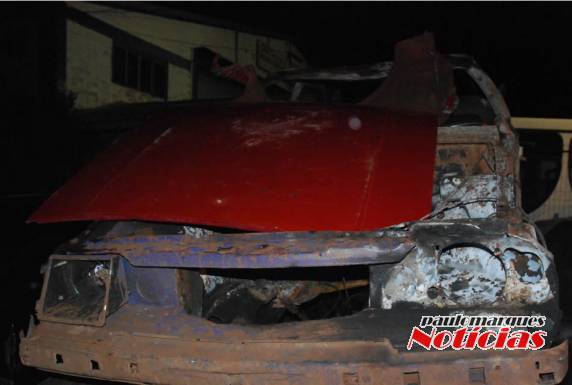 Veículo furtado em Três de
Maio é localizado queimado em São José do Inhacorá - foto 3