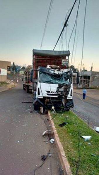 Caminhão colide em poste e deixa parte de Miraguaí sem energia elétrica - foto 2
