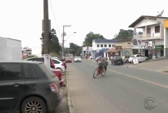 Delegada proíbe beijos e abraços dentro de delegacia em Barra Velha SC - foto 3