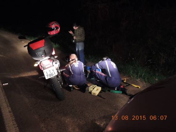 Duas pessoas ficaram feridas em uma saída de pista com motocicleta em Três de Maio - foto 4
