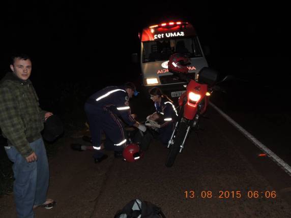 Duas pessoas ficaram feridas em uma saída de pista com motocicleta em Três de Maio - foto 3