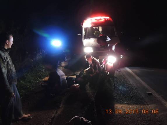 Duas pessoas ficaram feridas em uma saída de pista com motocicleta em Três de Maio - foto 2