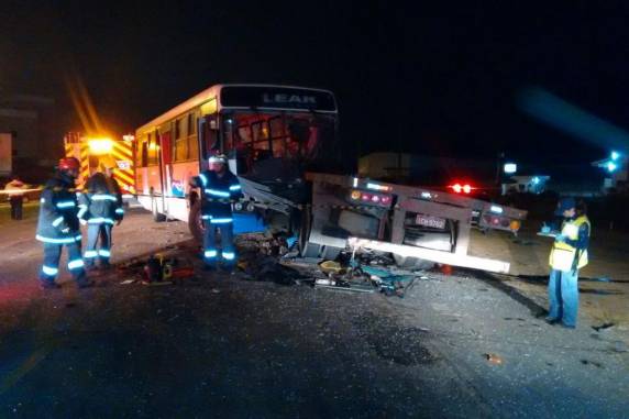 Duas pessoas morrem em colisão entre ônibus e caminhão na BR-470 em Navegantes - foto 2