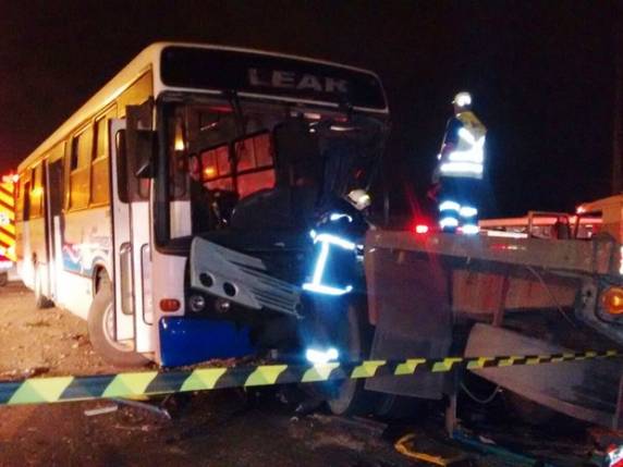 Duas pessoas morrem em colisão entre ônibus e caminhão na BR-470 em Navegantes - foto 3