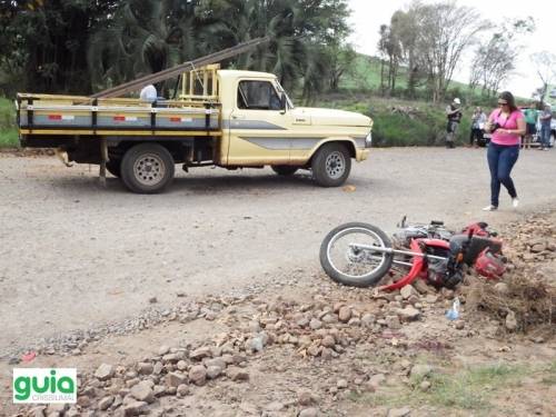 Acidente de trânsito envolvendo motocicleta e camionete F1000 deixou dois feridos em Crissiumal - foto 2
