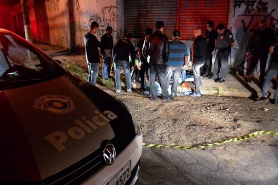 Série de ataques deixa ao
menos 20 mortos em Osasco e Barueri - foto 2