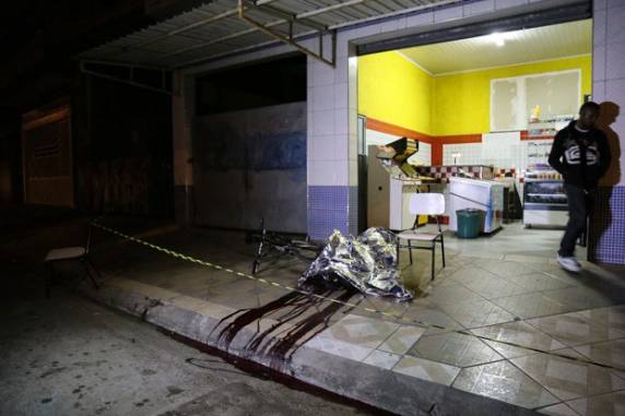 Série de ataques deixa ao
menos 20 mortos em Osasco e Barueri - foto 4