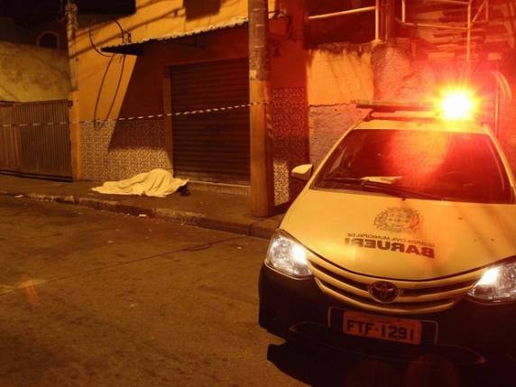 Série de ataques deixa ao
menos 20 mortos em Osasco e Barueri - foto 5