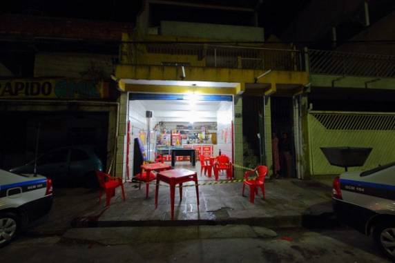 Série de ataques deixa ao
menos 20 mortos em Osasco e Barueri - foto 3