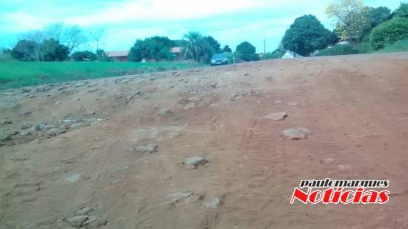 Falta de sinalização preocupa
motoristas em obras de calçamento no distrito de Consolata - foto 3