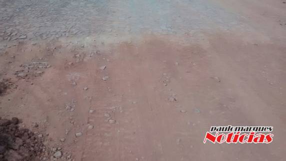 Falta de sinalização preocupa
motoristas em obras de calçamento no distrito de Consolata - foto 5
