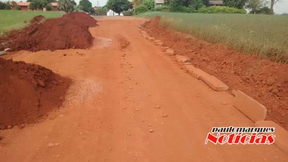 Falta de sinalização preocupa
motoristas em obras de calçamento no distrito de Consolata - foto 2