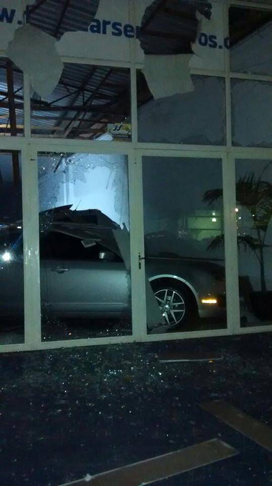 Loja de carros é alvo de ataque com artefato explosivo em Passo Fundo - foto 3