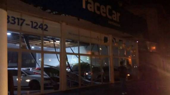 Loja de carros é alvo de ataque com artefato explosivo em Passo Fundo - foto 2