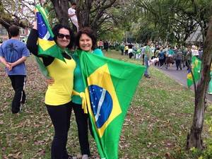 Manifestantes se reúnem em Porto Alegre contra o governo federal - foto 2