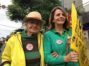 Manifestantes se reúnem em Porto Alegre contra o governo federal - foto 3