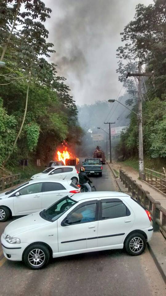 Veículo incendeia em Blumenau - foto 3