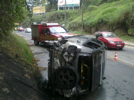 Veículo incendeia em Blumenau - foto 2