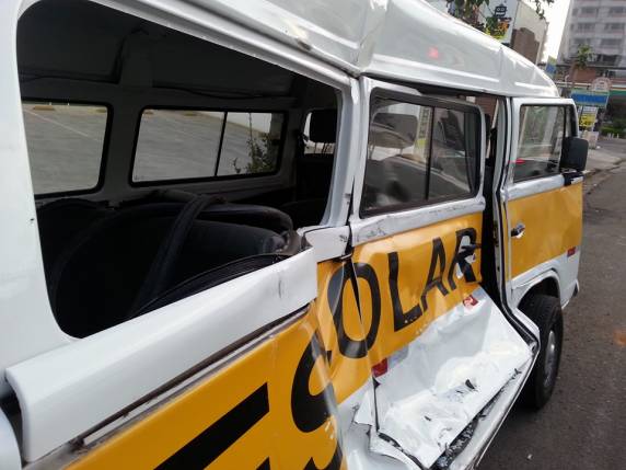 Kombi escolar se envolve em acidente com ônibus em Passo Fundo - foto 4